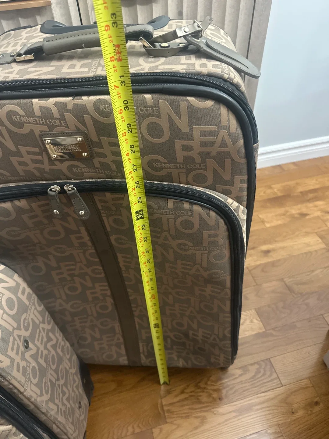 Kenneth Cole Reaction Luggage Set image indicator(4)