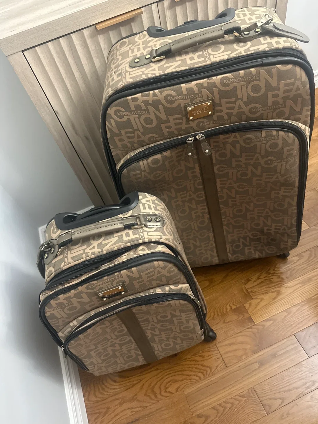 Kenneth Cole Reaction Luggage Set image indicator(3)