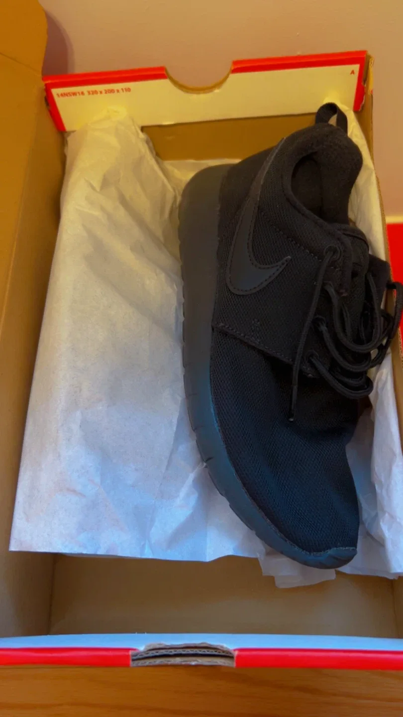 Nike Sneakers image indicator(2)