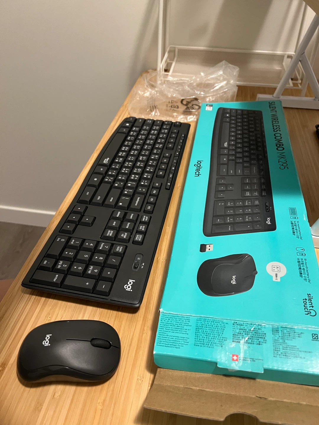 Logitech MK295 Silent Wireless Keyboard and Mouse Combo - NEW