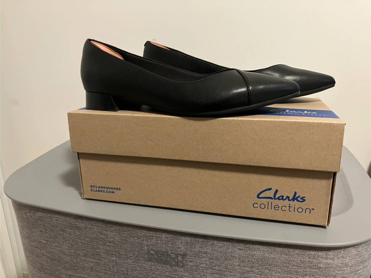 Clarks Black leather pointed-toe flats - Size 7.5 - photo 2