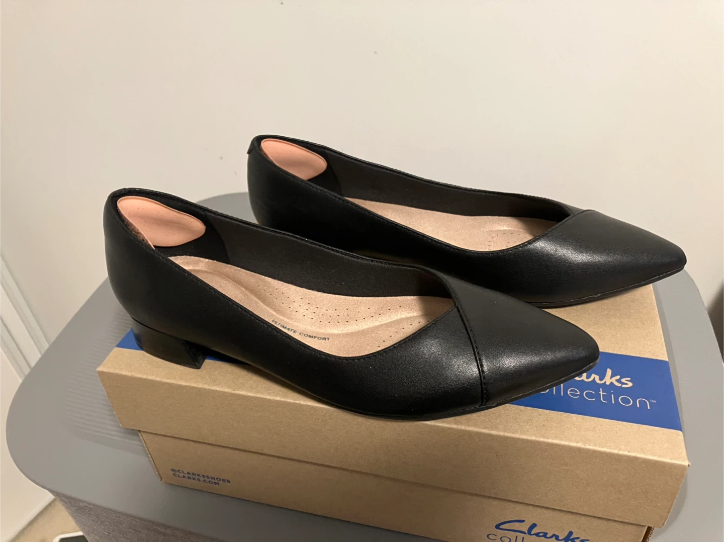 Clarks Black leather pointed-toe flats - Size 7.5
