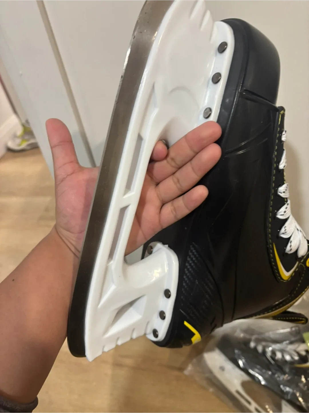Vic Hockey Skates - Size 9 image indicator(2)