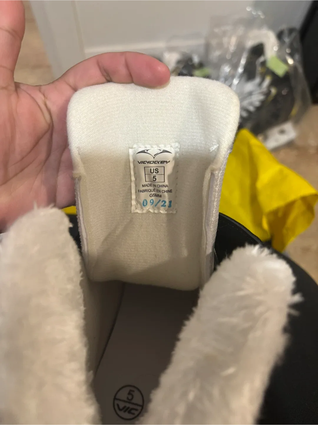 VIC Ice Hockey Skates - Size 5 image indicator(4)