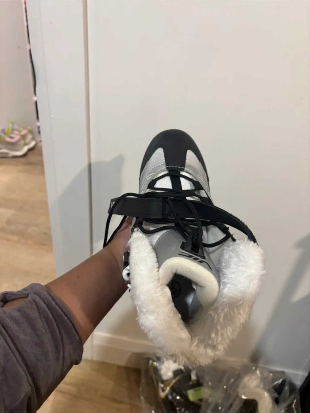 VIC Ice Hockey Skates - Size 5 image indicator(2)