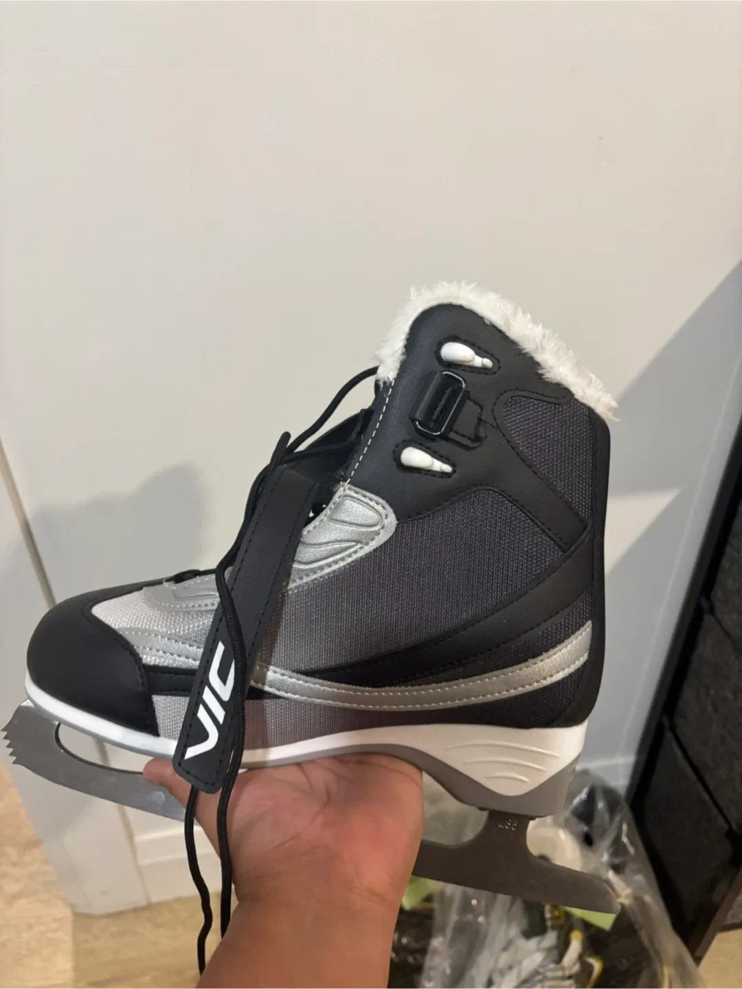 VIC Ice Hockey Skates - Size 5 image indicator(3)