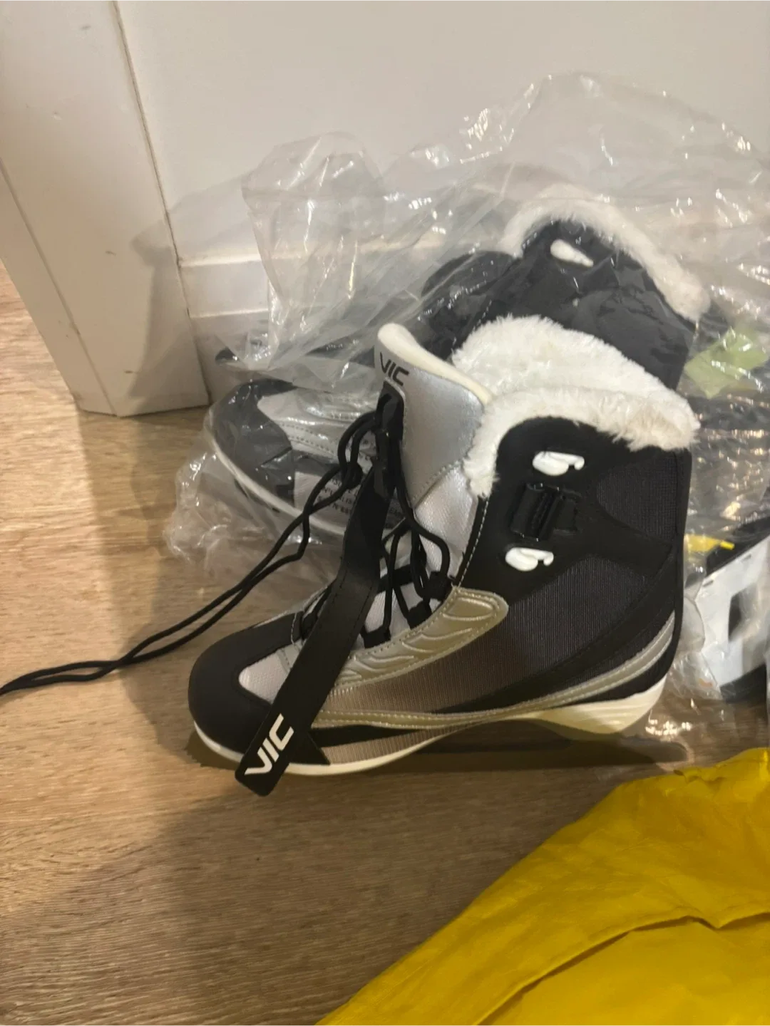 VIC Ice Hockey Skates - Size 5 image indicator(5)