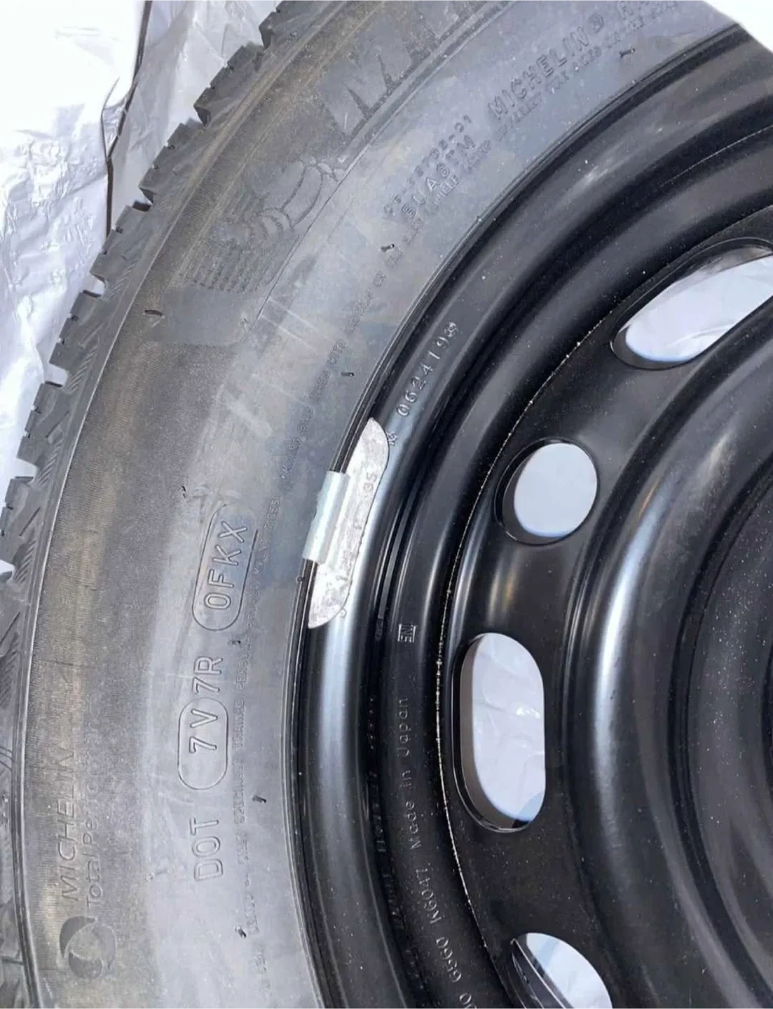 Michelin X-ICE SNOW 205/60 R16 96H Winter Tire with RIM image indicator(2)