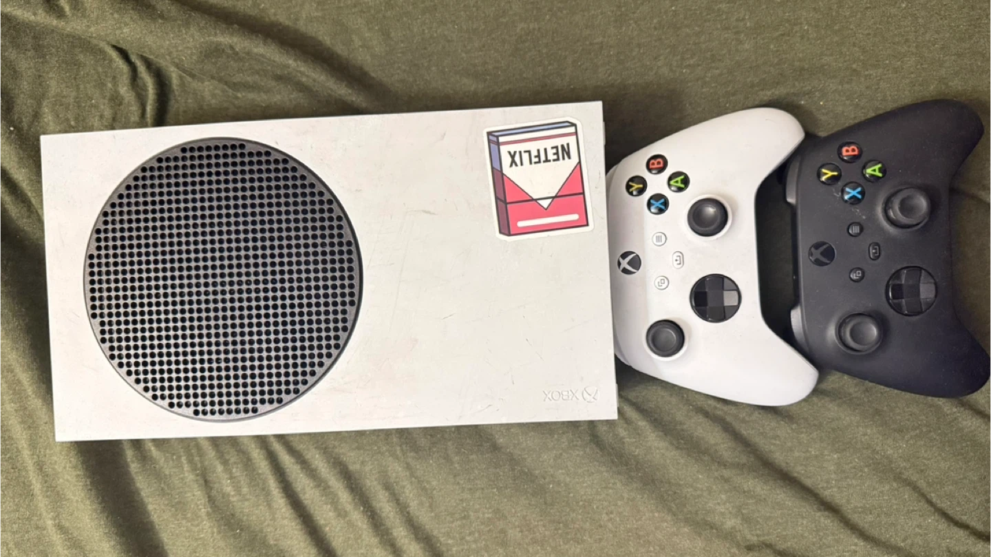 Xbox Series S 512 GB SSD - Includes 2 Controllers! - photo 4