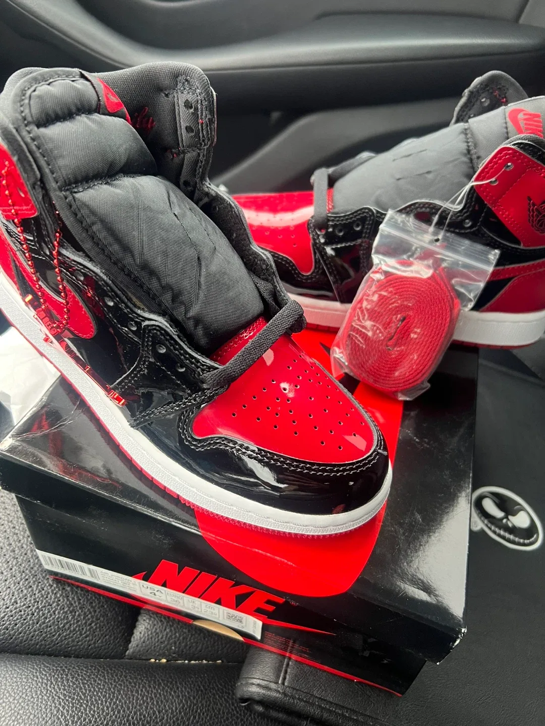 Nike Air Jordan 1 Retro High OG, Size US 4 image indicator(6)