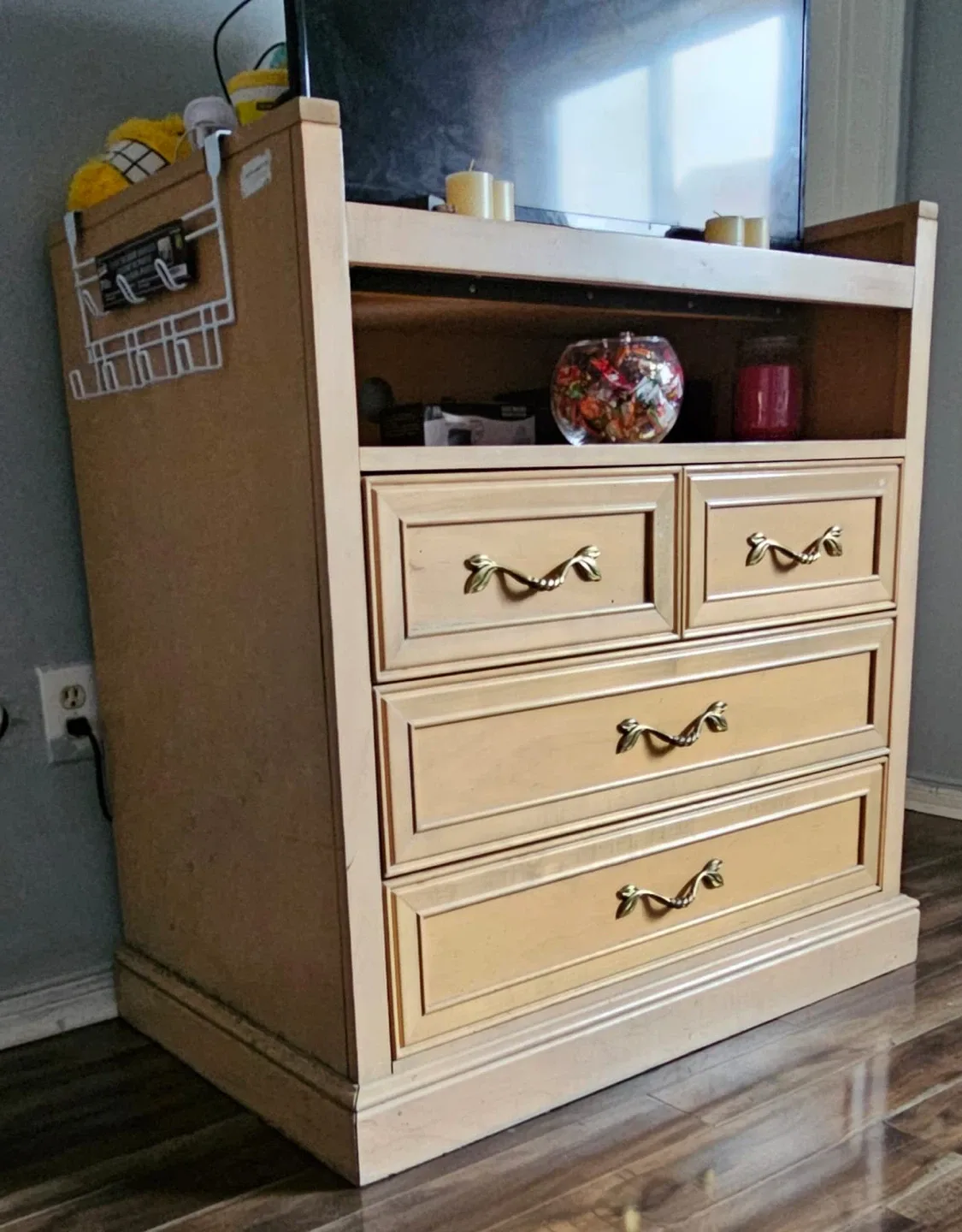 Wooden Dresser with Drawers image indicator(2)