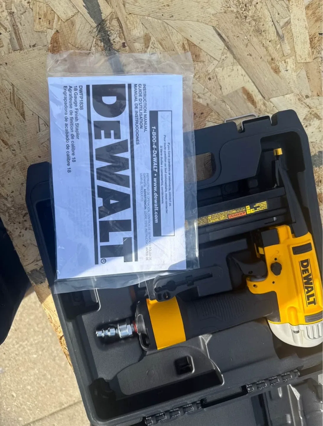 BRAND NEW DeWalt DWFP12233 18 GA Brad Nailer Kit image indicator(2)