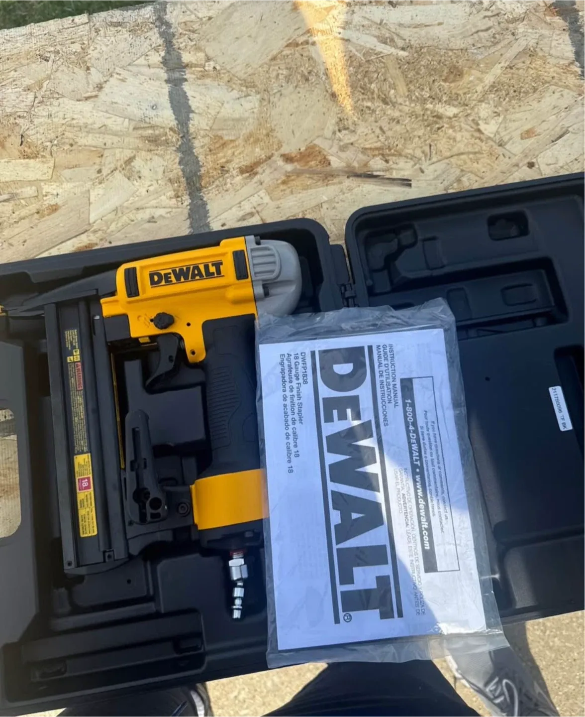 BRAND NEW DeWalt DWFP12233 18 GA Brad Nailer Kit image indicator(3)