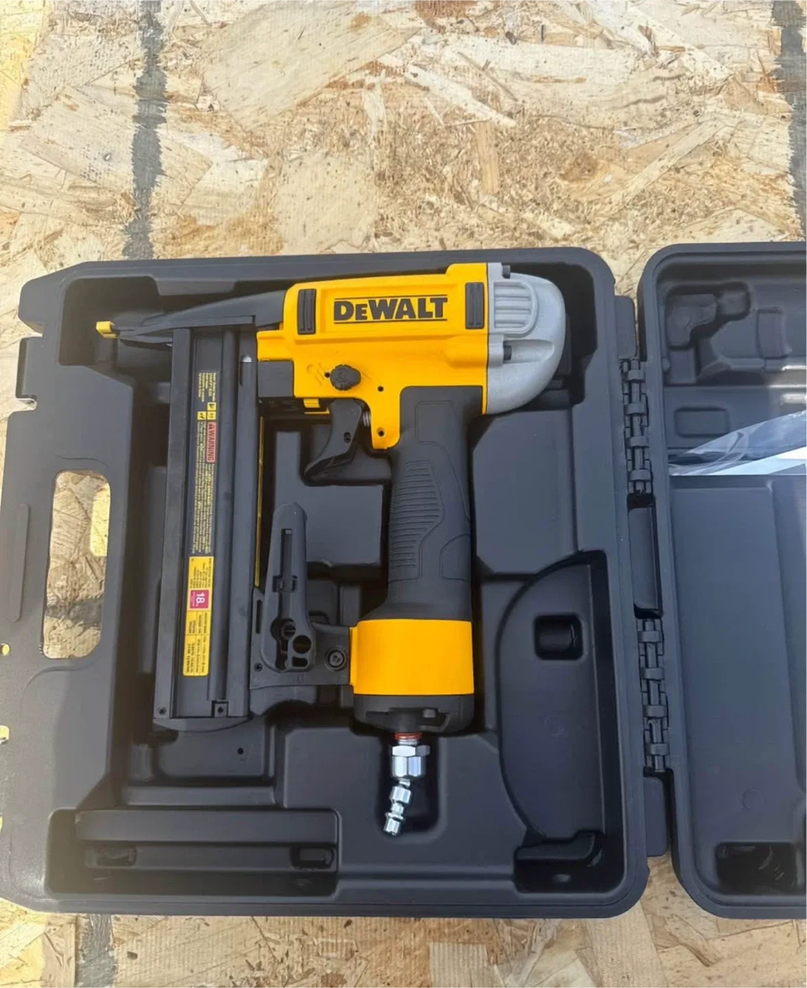 BRAND NEW DeWalt DWFP12233 18 GA Brad Nailer Kit