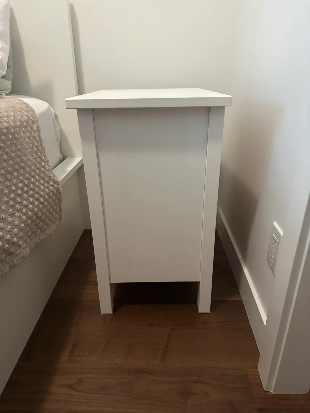 IKEA Hemnes White Nightstand image indicator(2)