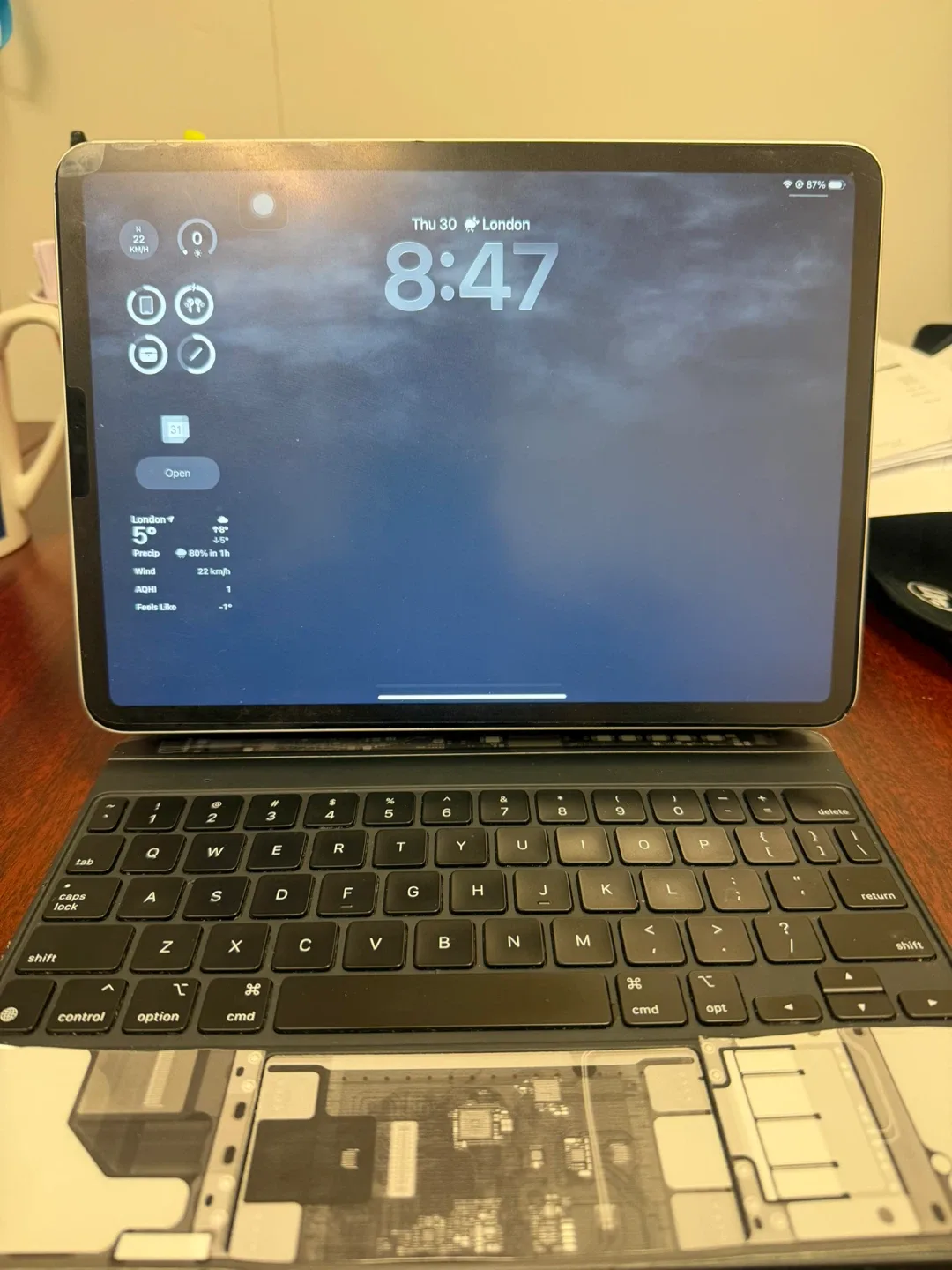 Apple iPad Pro & Magic Keyboard + Apple Pencil image indicator(2)