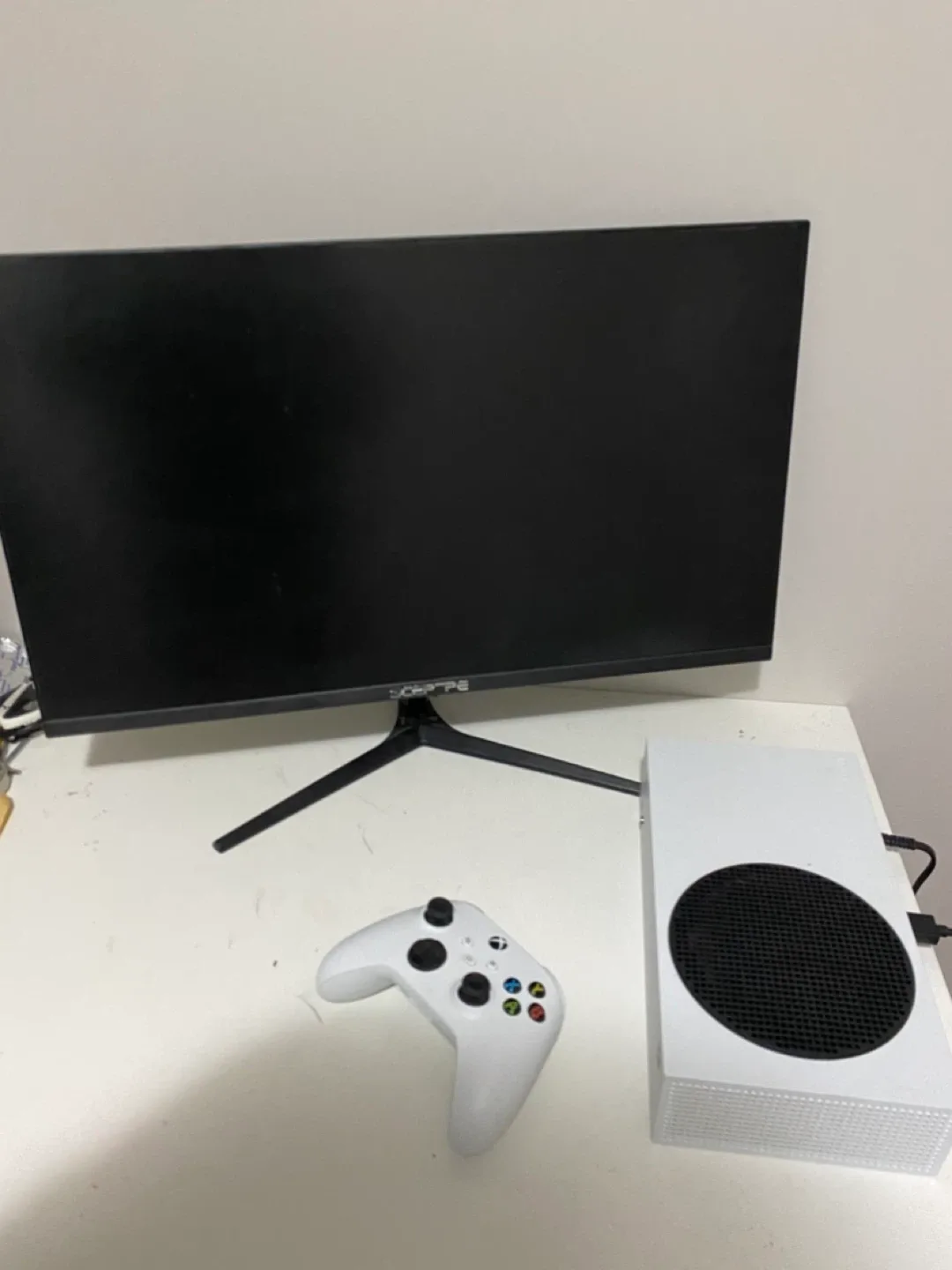 Xbox series s with a monitor image indicator(4)