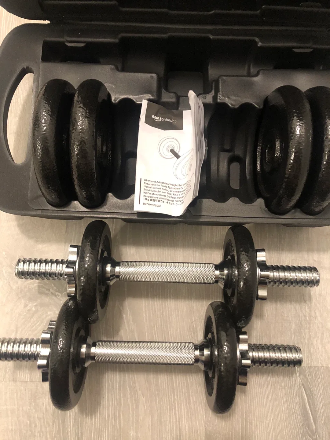 Adjustable dumbbells set