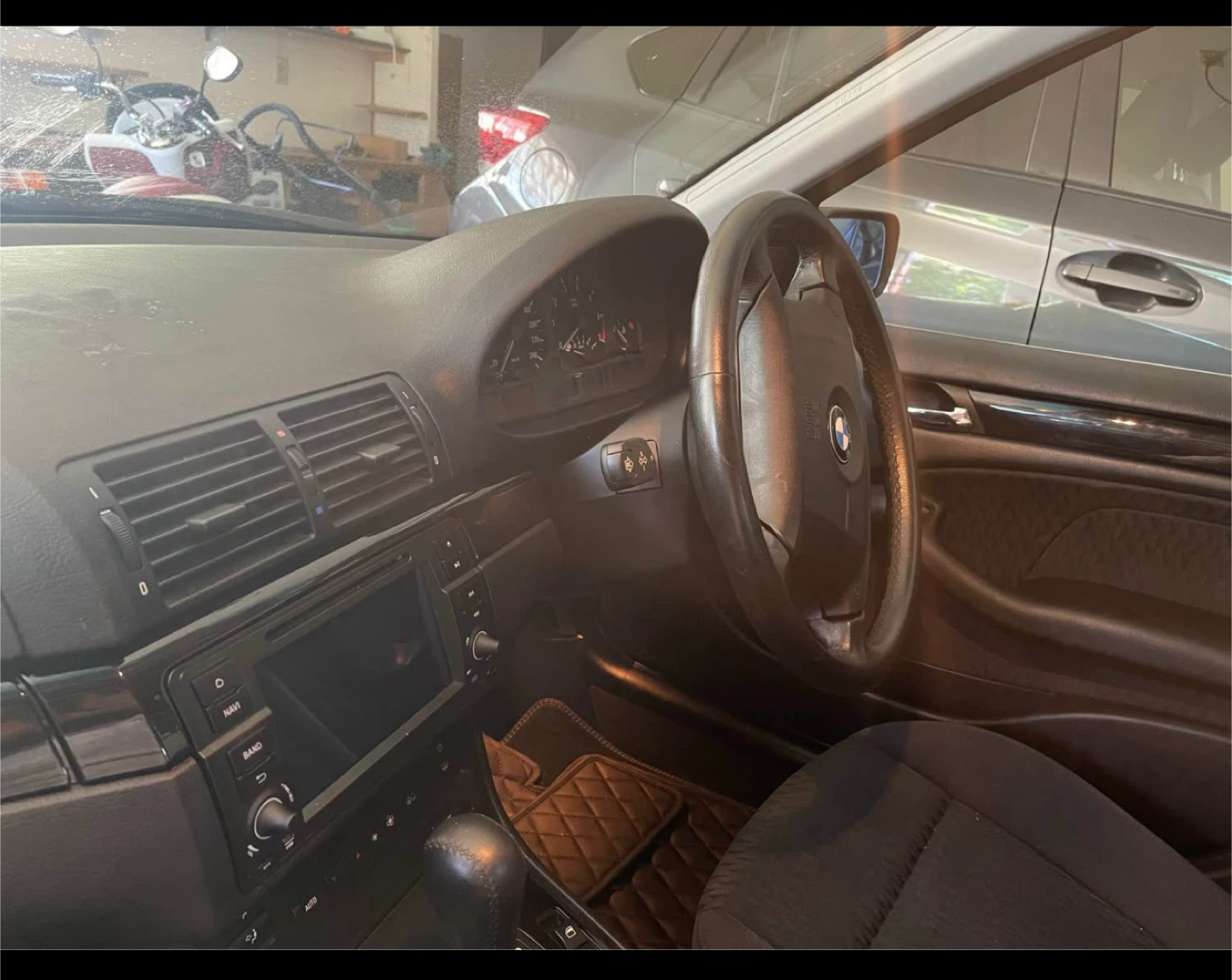 BMW 320i Sedan - photo 4