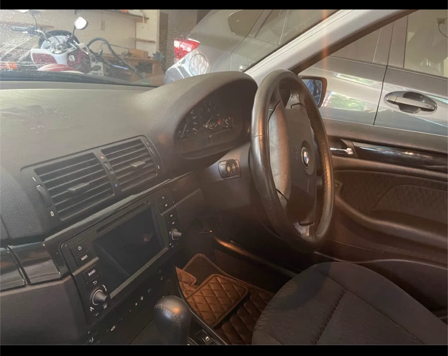 BMW 320i Sedan image indicator(4)