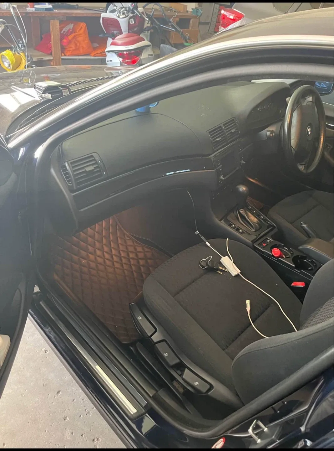 BMW 320i Sedan image indicator(3)