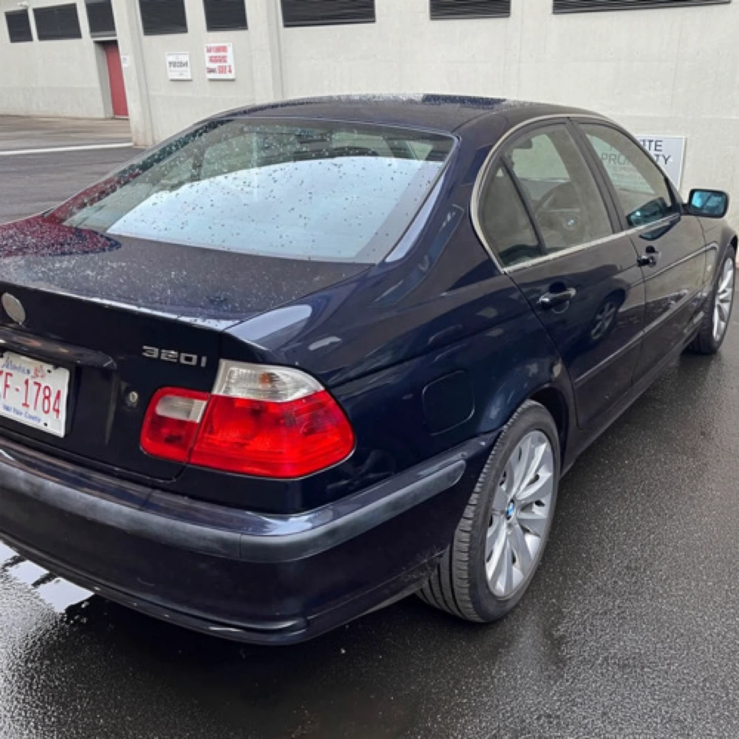 BMW 320i Sedan