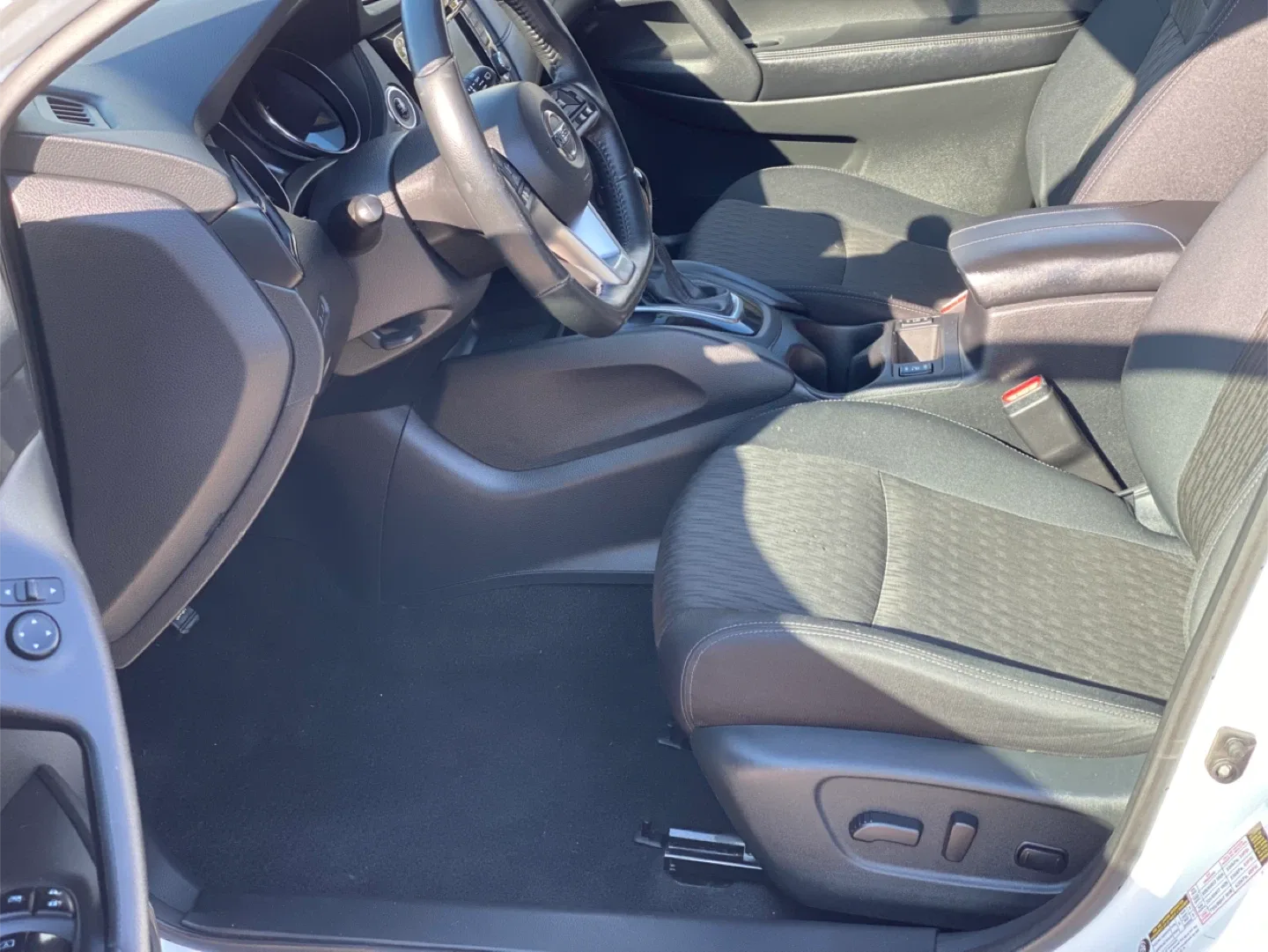 Nissan Rogue SUV - White image indicator(6)