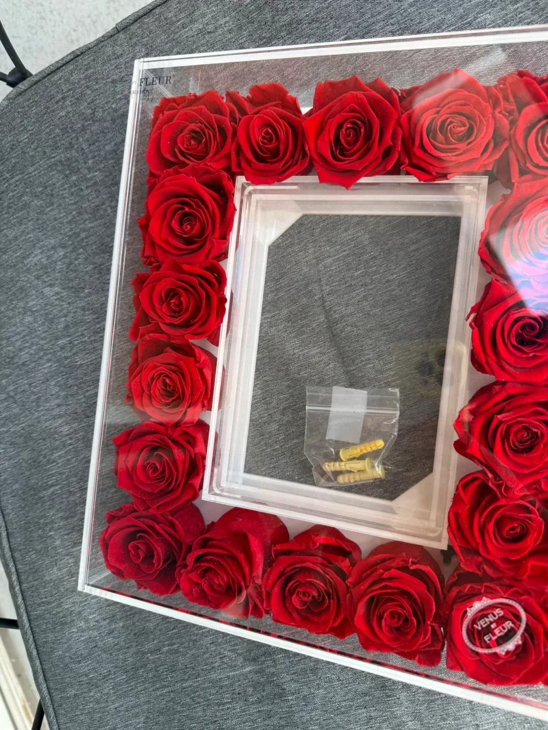 Venus et Fleur | The Fleur Frame with Red Eternity Roses image indicator(5)