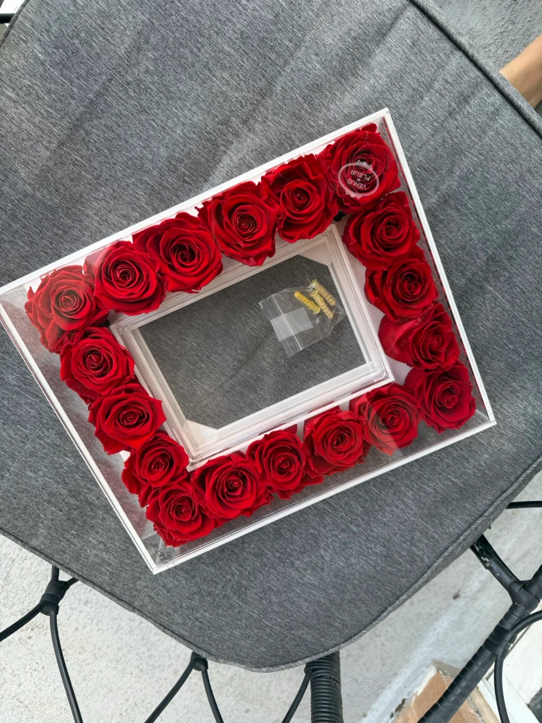Venus et Fleur | The Fleur Frame with Red Eternity Roses image indicator(4)
