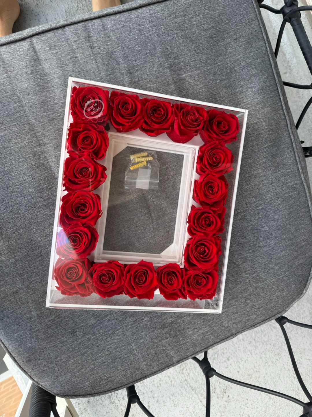 Venus et Fleur | The Fleur Frame with Red Eternity Roses - photo 3