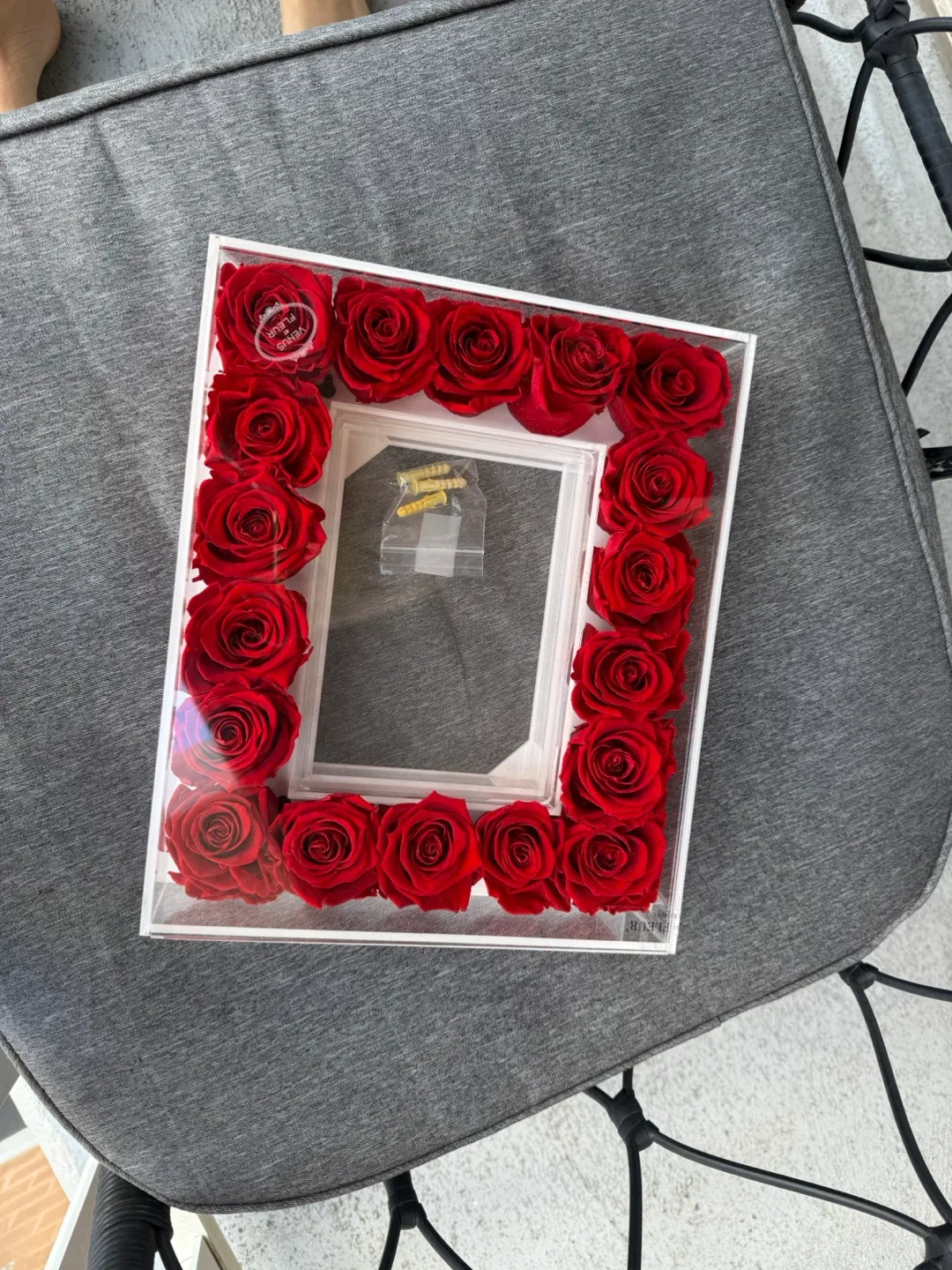 Venus et Fleur | The Fleur Frame with Red Eternity Roses image indicator(3)