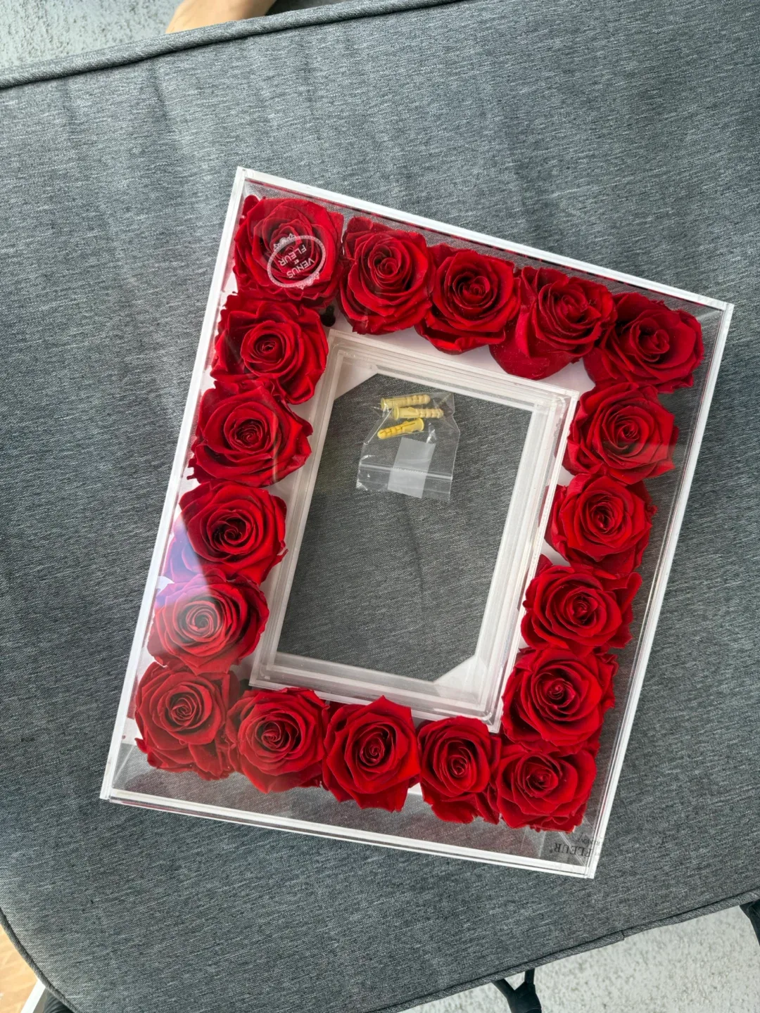 Venus et Fleur | The Fleur Frame with Red Eternity Roses