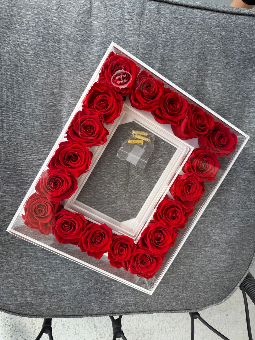 Venus et Fleur | The Fleur Frame with Red Eternity Roses - photo 2