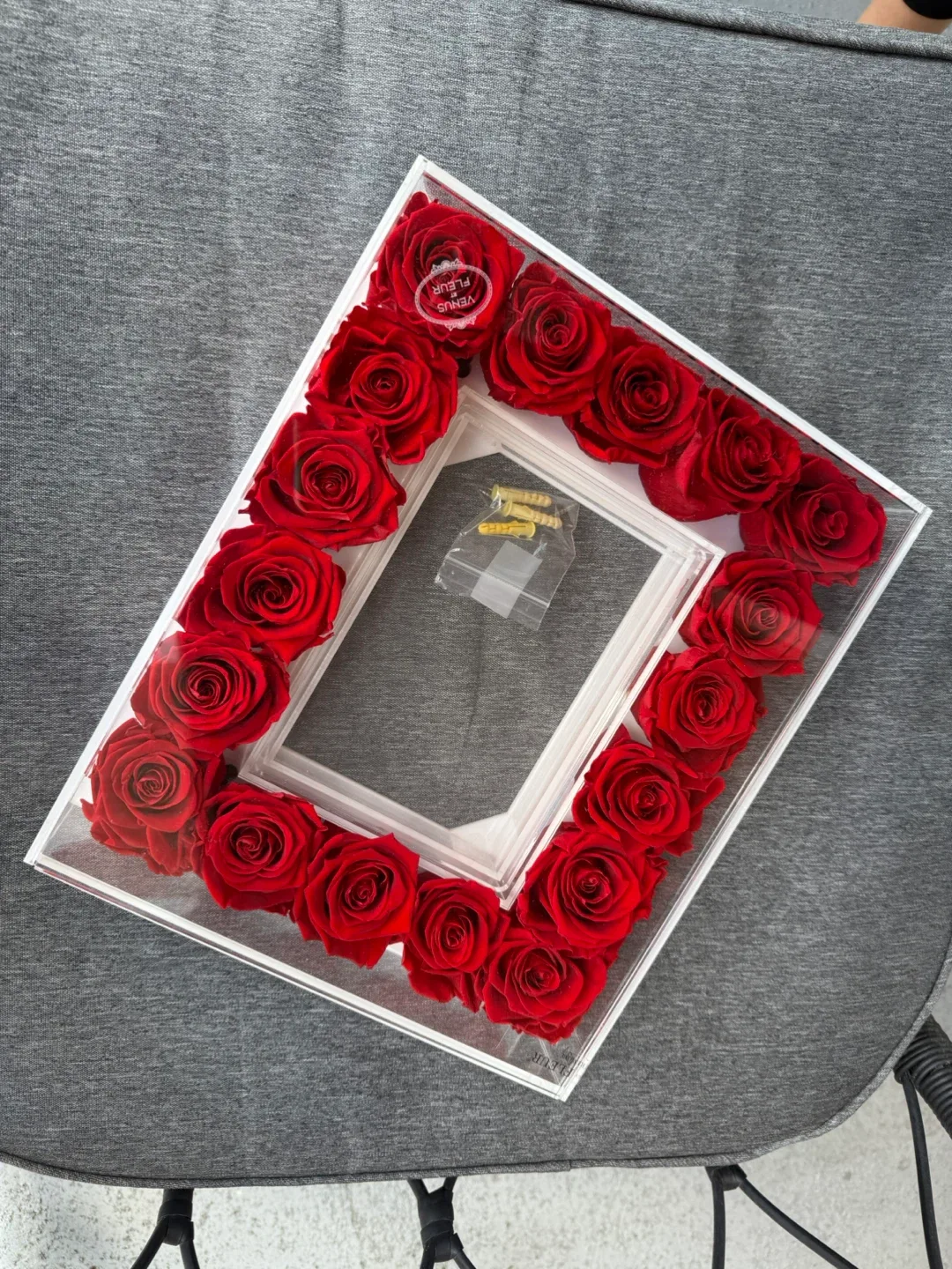 Venus et Fleur | The Fleur Frame with Red Eternity Roses image indicator(2)