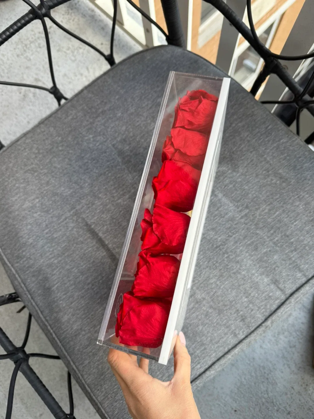 Venus et Fleur | The Fleur Frame with Red Eternity Roses image indicator(10)