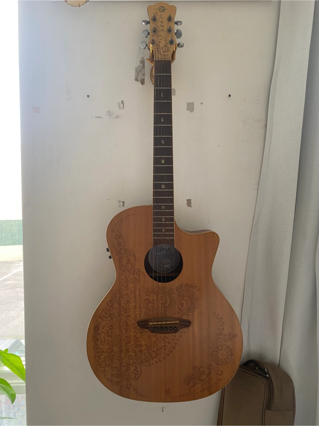 Luna HEN 02 SPR Acoustic Guitar