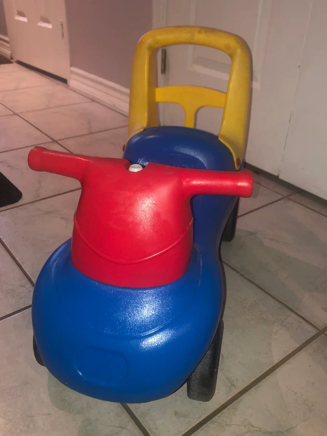 Little Tikes Cozy Coupe Ride-On Car image indicator(2)