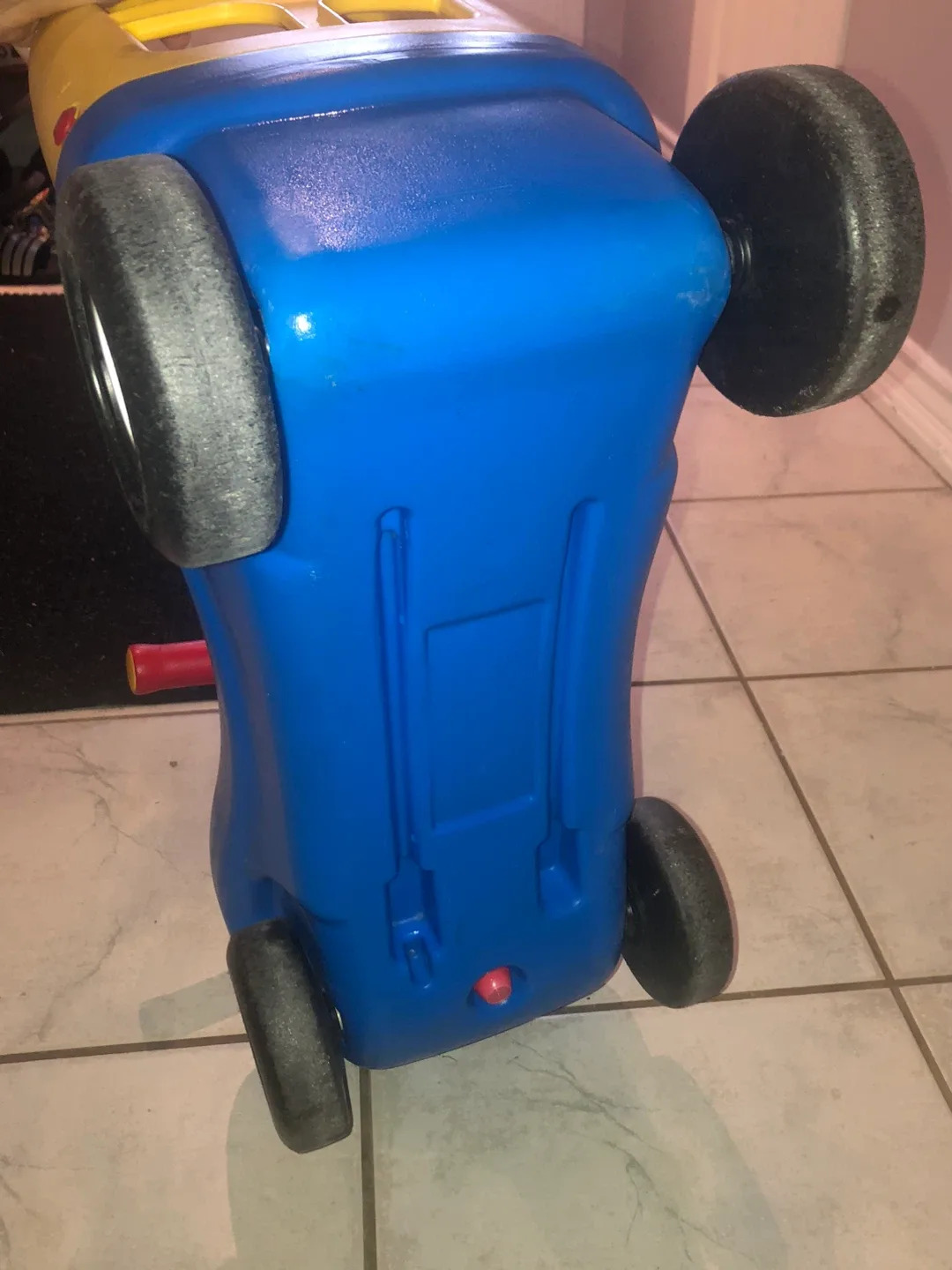 Little Tikes Cozy Coupe Ride-On Car image indicator(4)