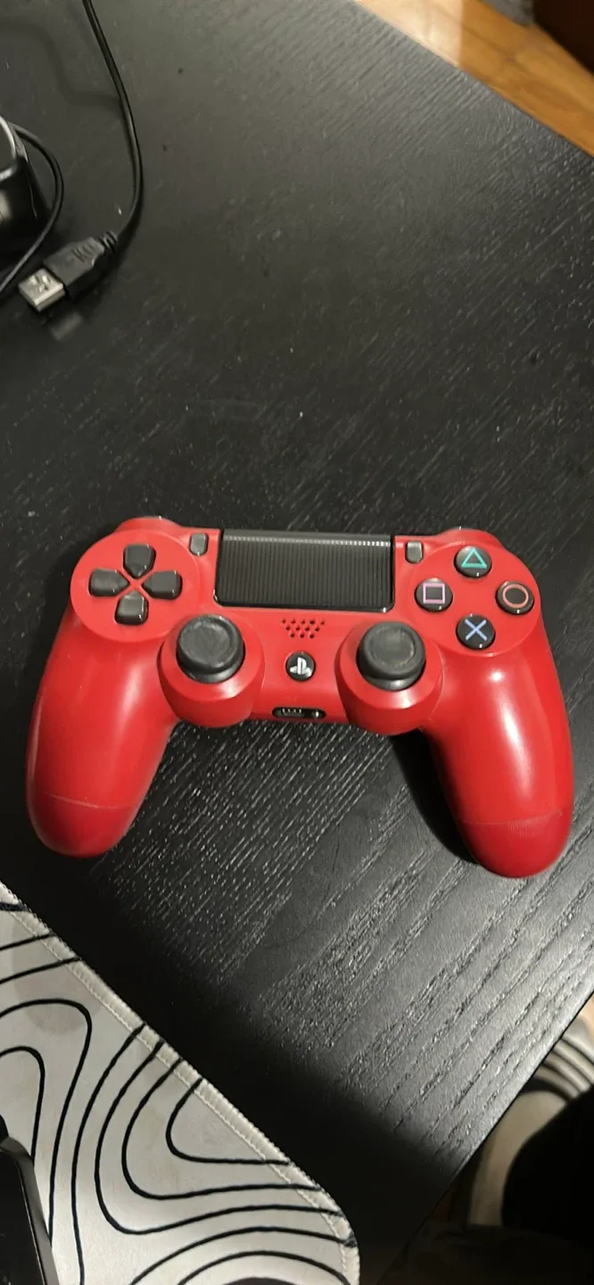 PS4 pro with 3 controllers image indicator(2)