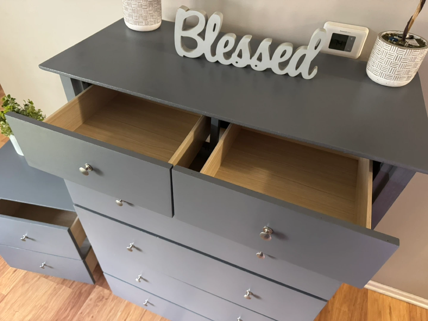 ✨🩶Beautiful solid dresser & nightstand🩶✨ - photo 5