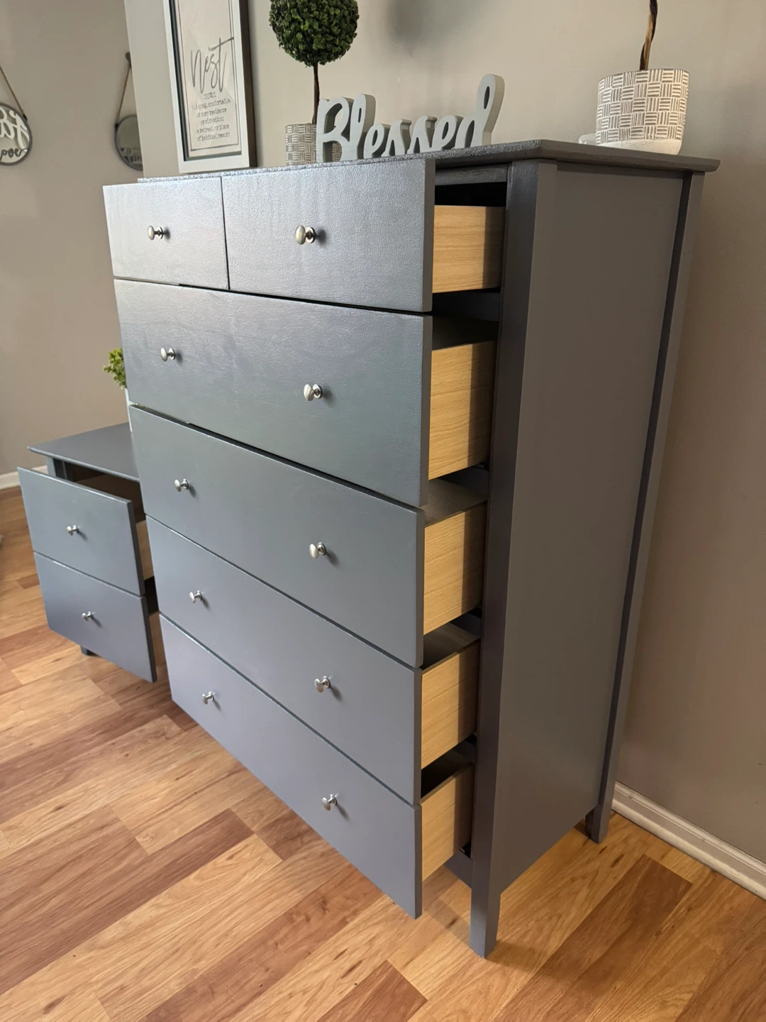 ✨🩶Beautiful solid dresser & nightstand🩶✨ - photo 4