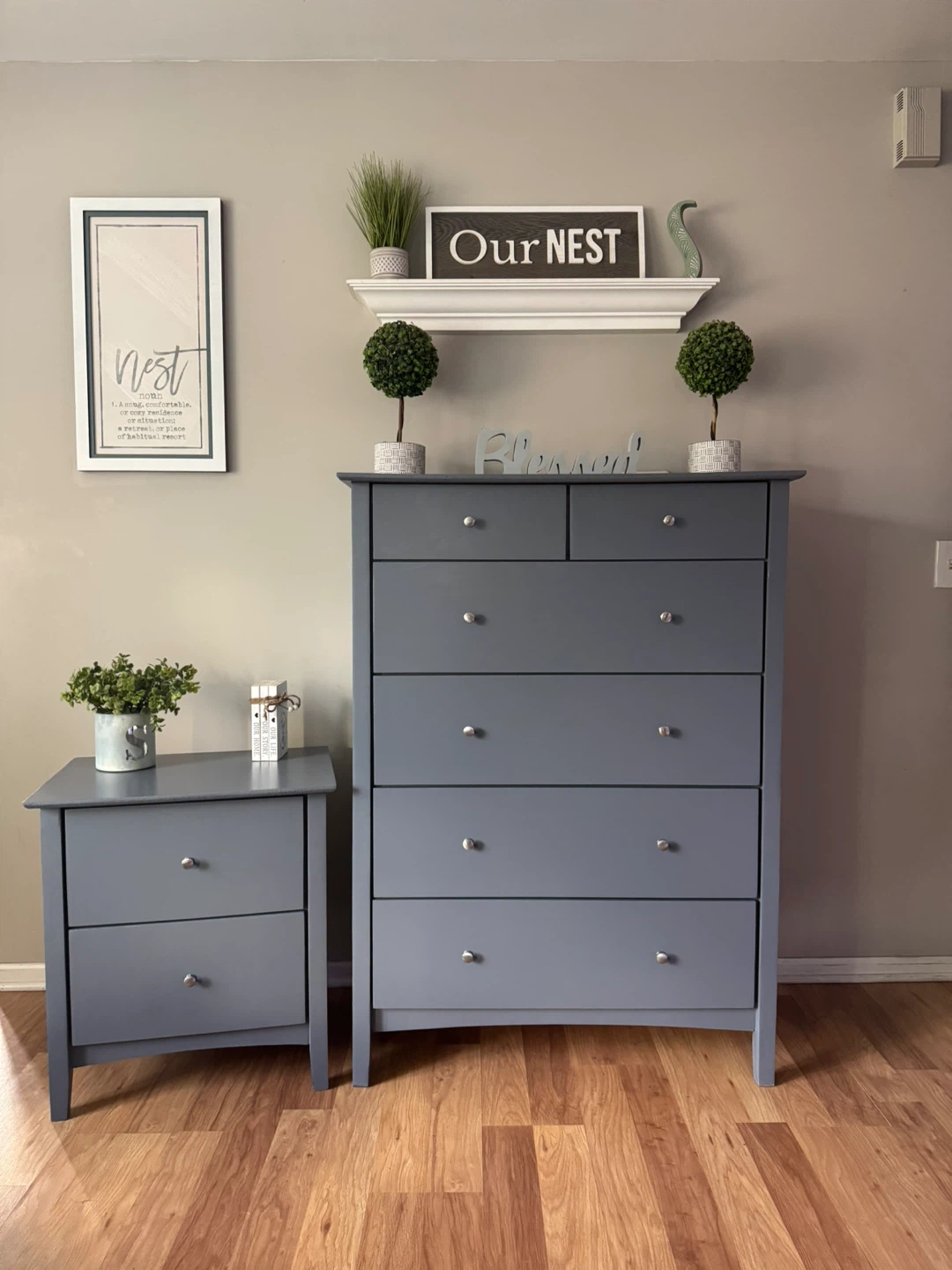 ✨🩶Beautiful solid dresser & nightstand🩶✨