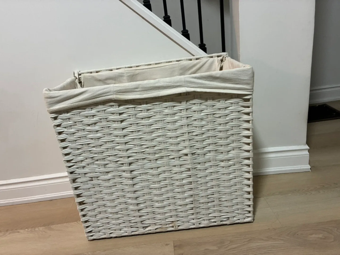 Greenstell White Rattan Laundry Hamper image indicator(8)