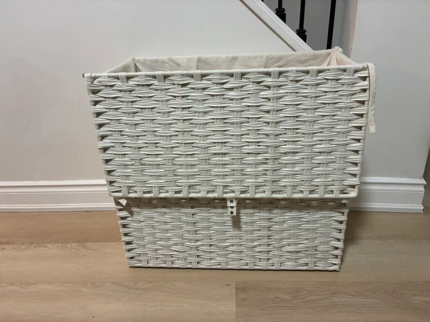 Greenstell White Rattan Laundry Hamper image indicator(9)