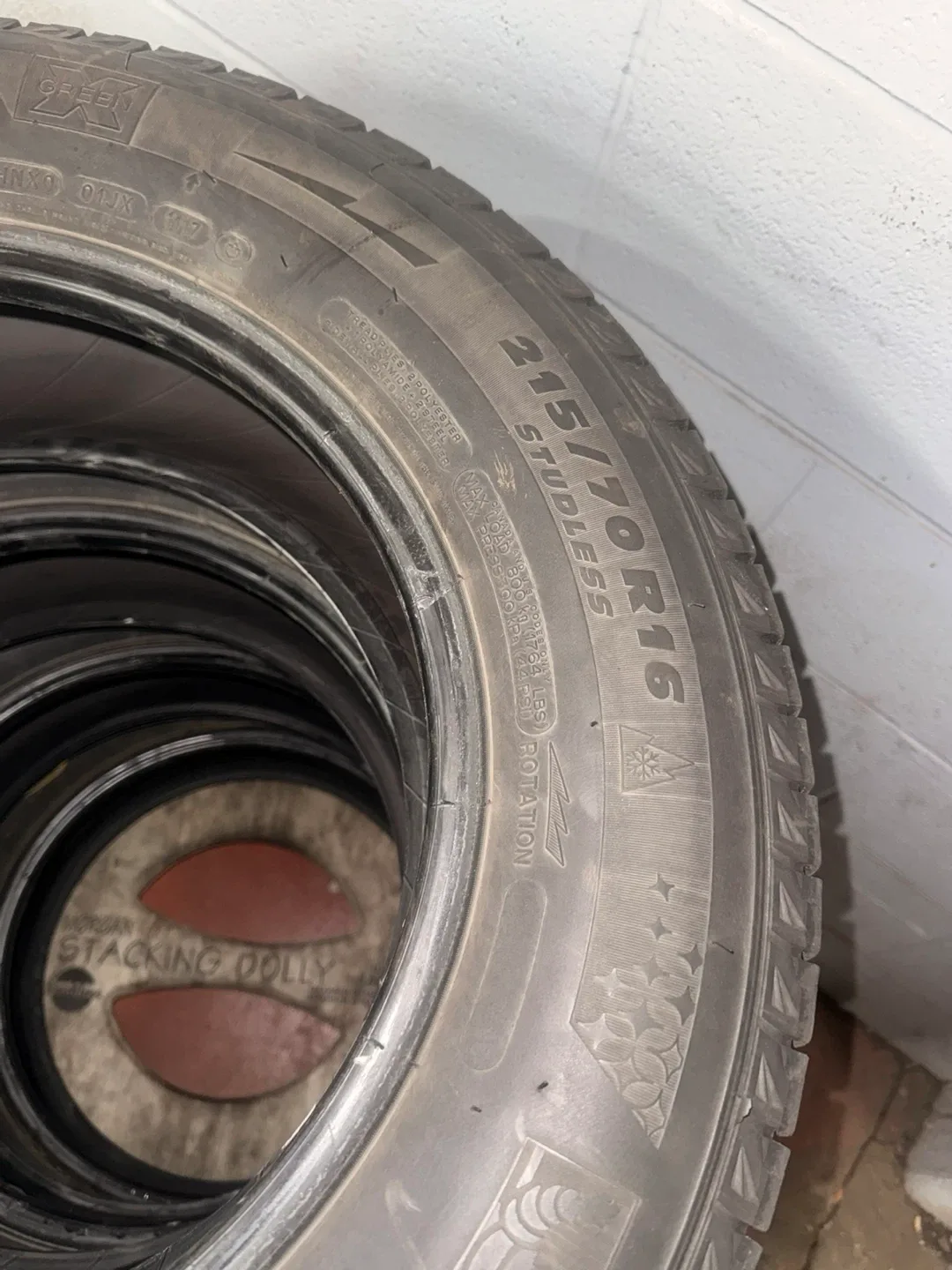 Set of 4 Winter Tires - 215/70R16 image indicator(4)