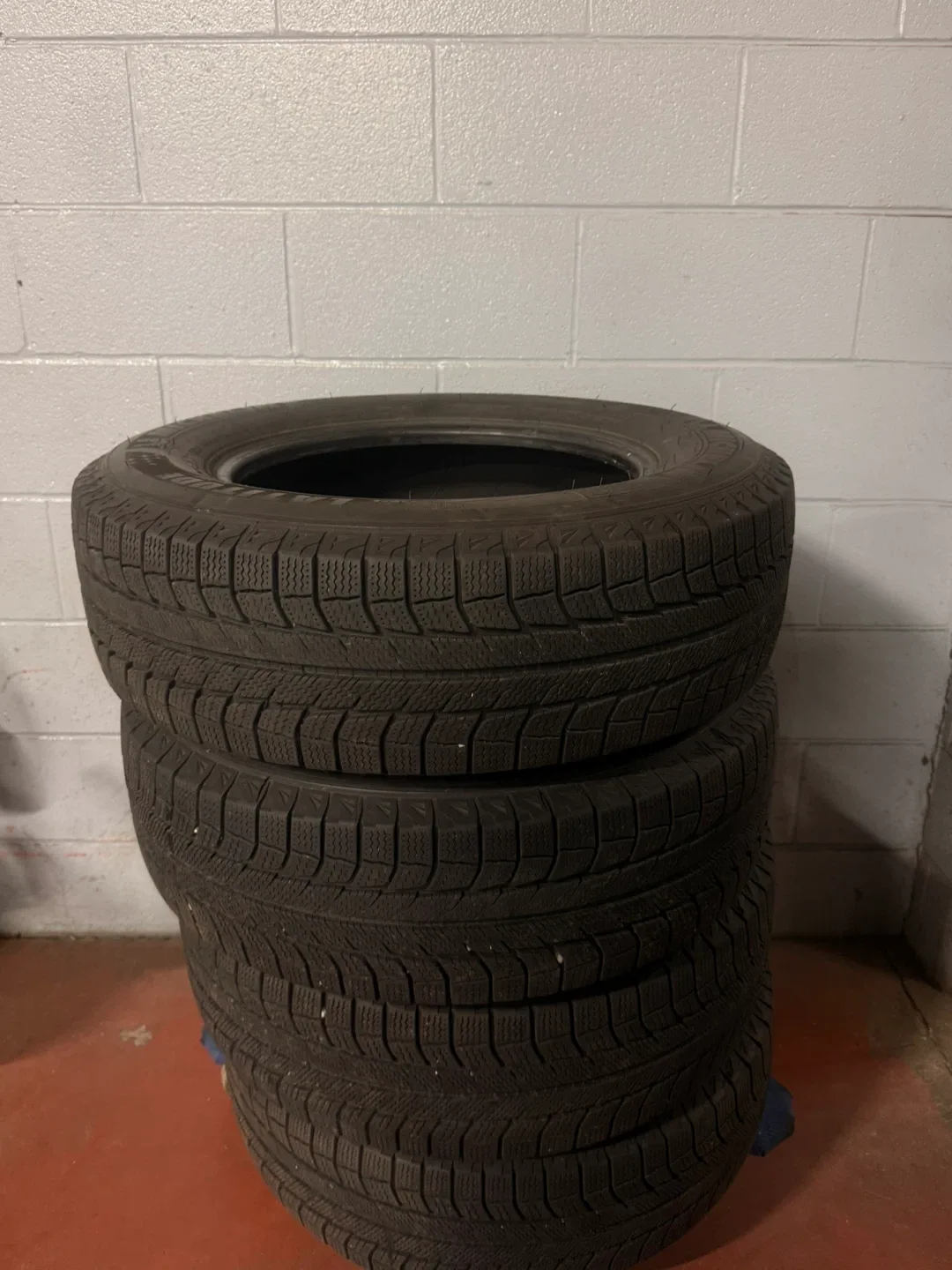 Set of 4 Winter Tires - 215/70R16 image indicator(5)