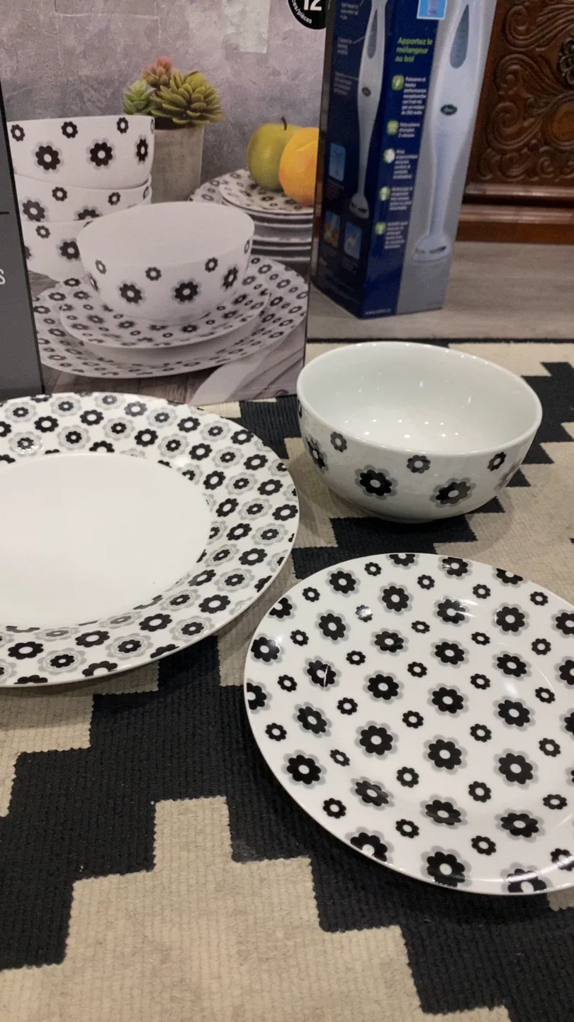 hometrends 12 Piece Dinnerware Set - Porcelain image indicator(2)