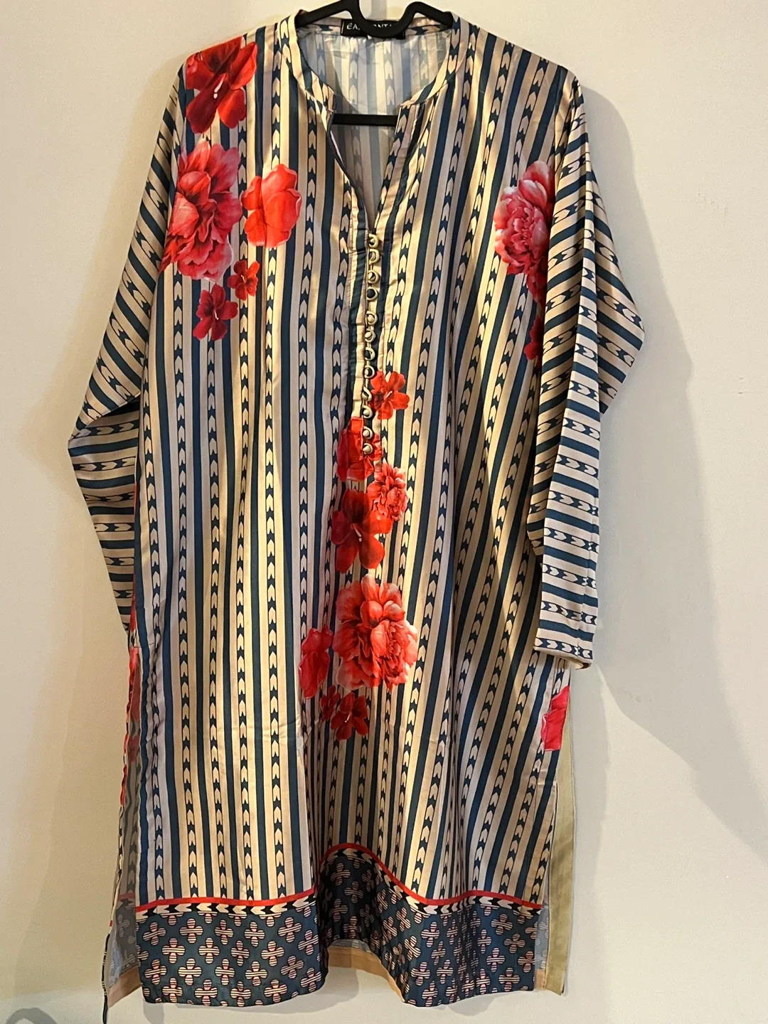 Beautiful and Elegant 3 Pcs Silk Suit image indicator(4)