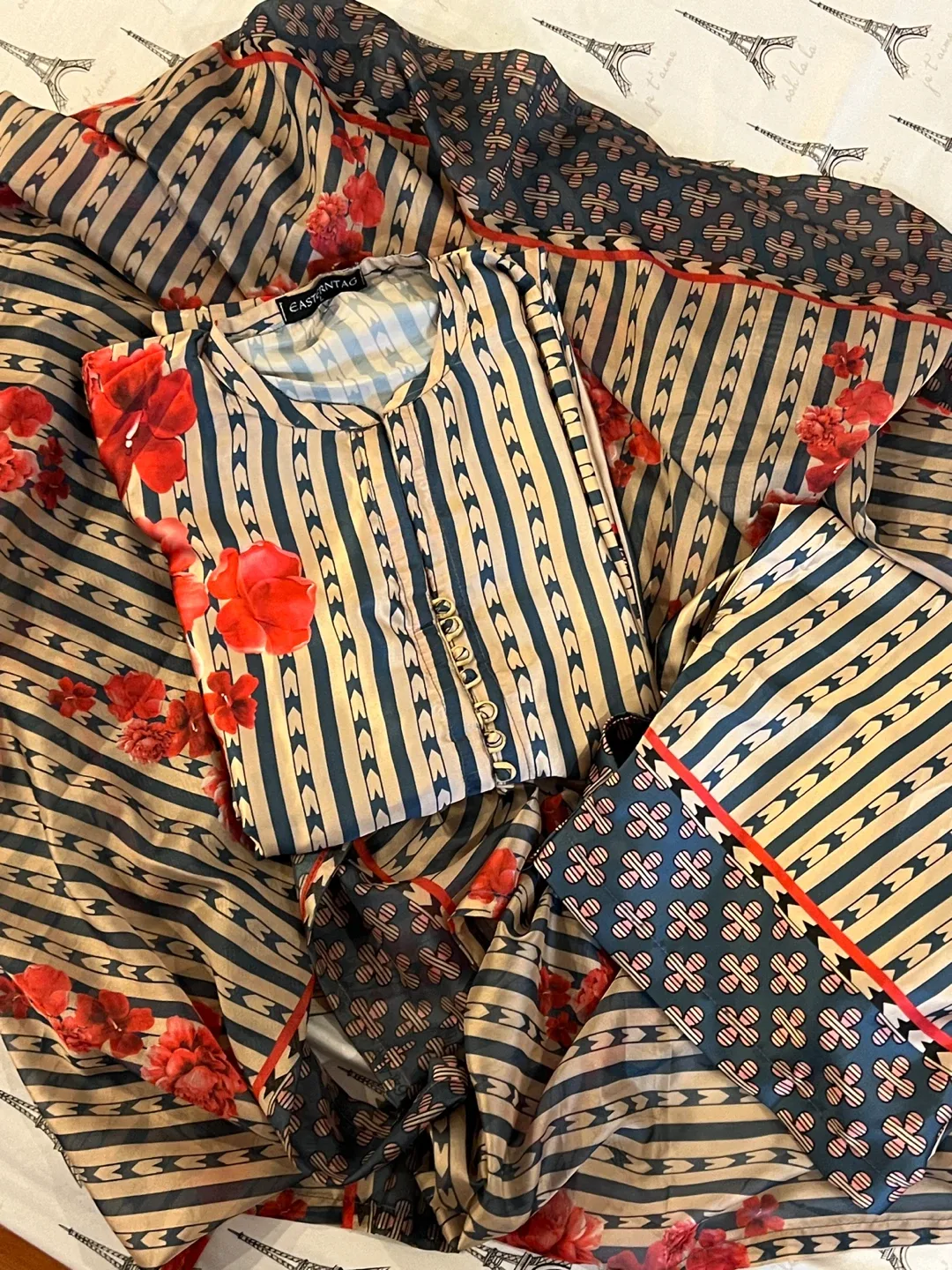 Beautiful and Elegant 3 Pcs Silk Suit image indicator(6)