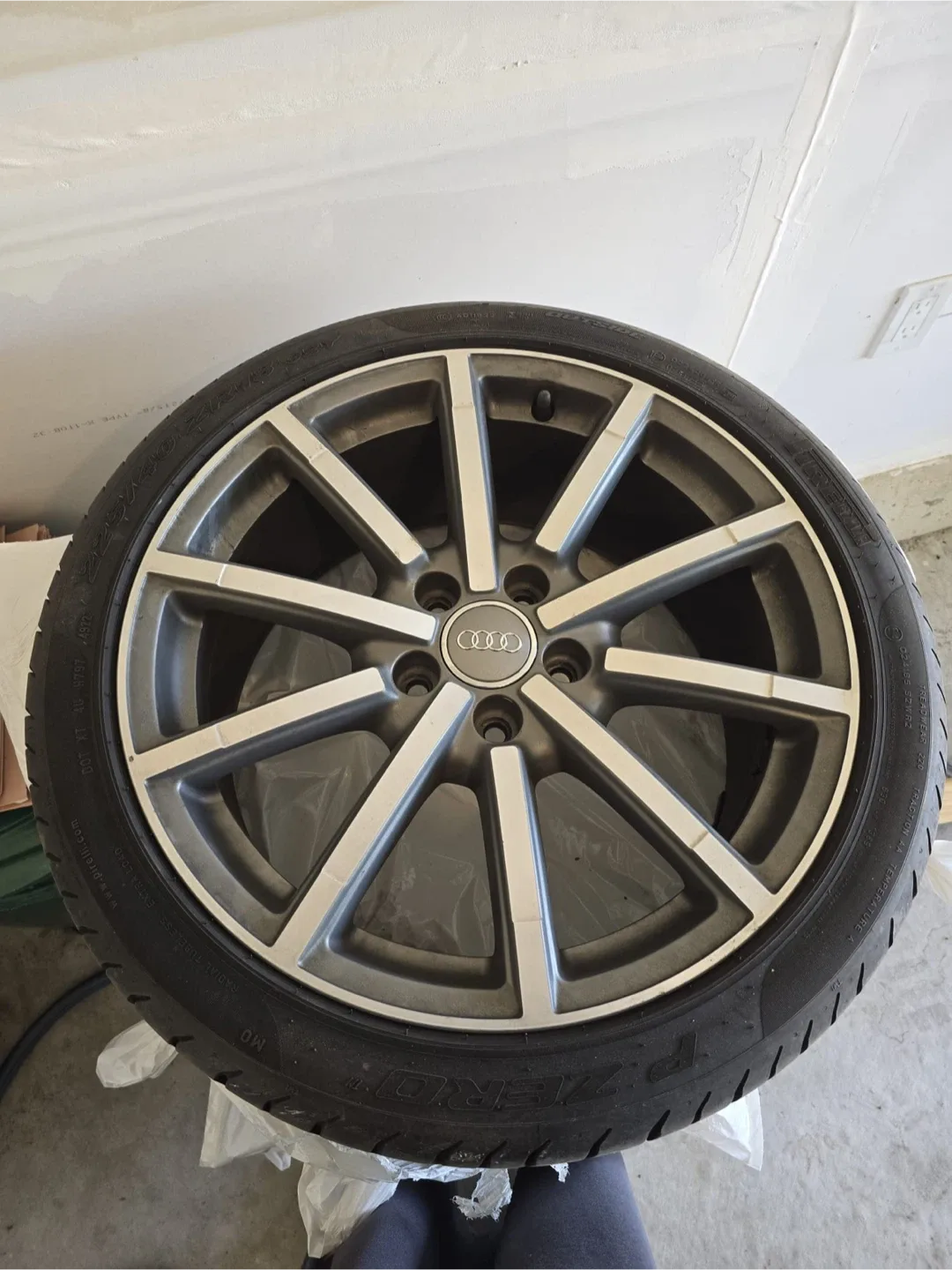 Audi Wheel with Pirelli P Zero Tire 225/40 ZR18 image indicator(2)